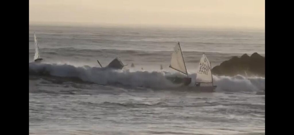 Surfers rescatan niños